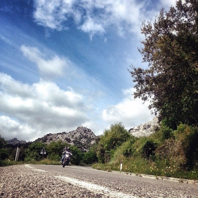 in-moto-in-sardegna-sant-antonio-gallura