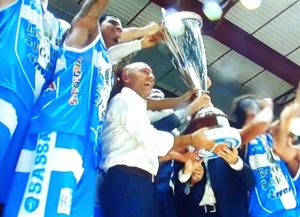 supercoppa-italiana-presidente-sardara-solleva-coppa