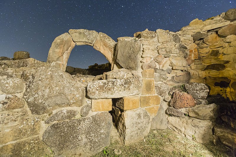 villaggio-nuragico-su-nuraxi-arco-notturna