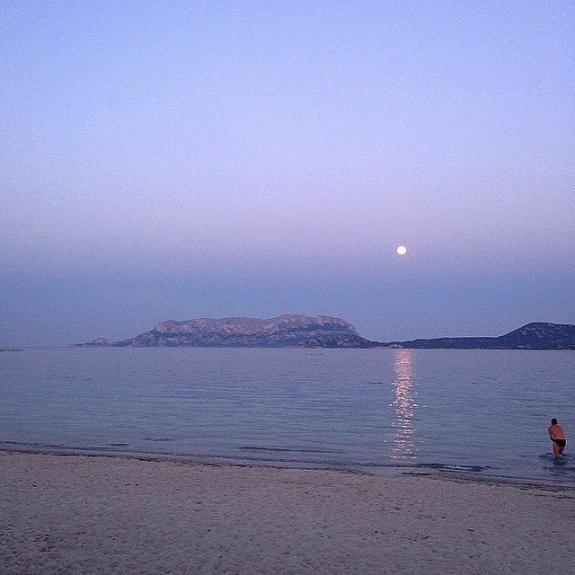 tavolara-bagno-al-chiaro-di-luna