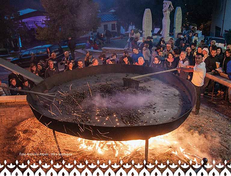 Cottura delle caldarroste nella padella gigante in piazza a Belvì, durante Autunno in Barbagia