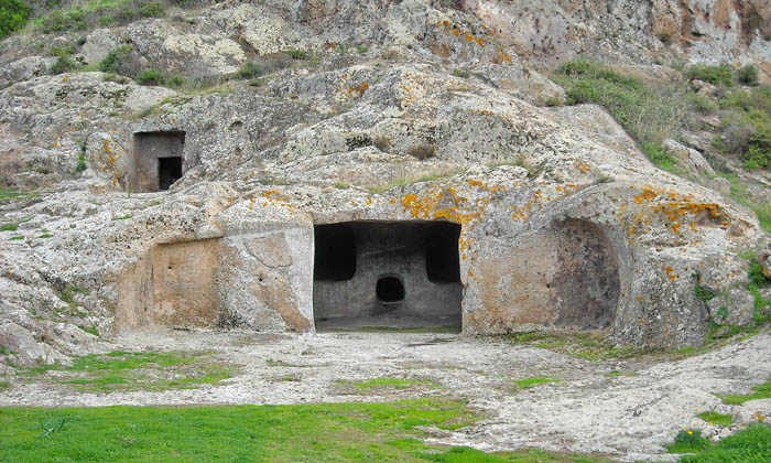 Sa_Grutta_de_is_Procus_necropoli_montessu-esterno