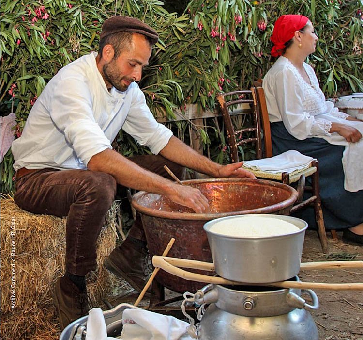 Pastore impegnato nella preparazione del formaggio a Baunei, in Sardegna