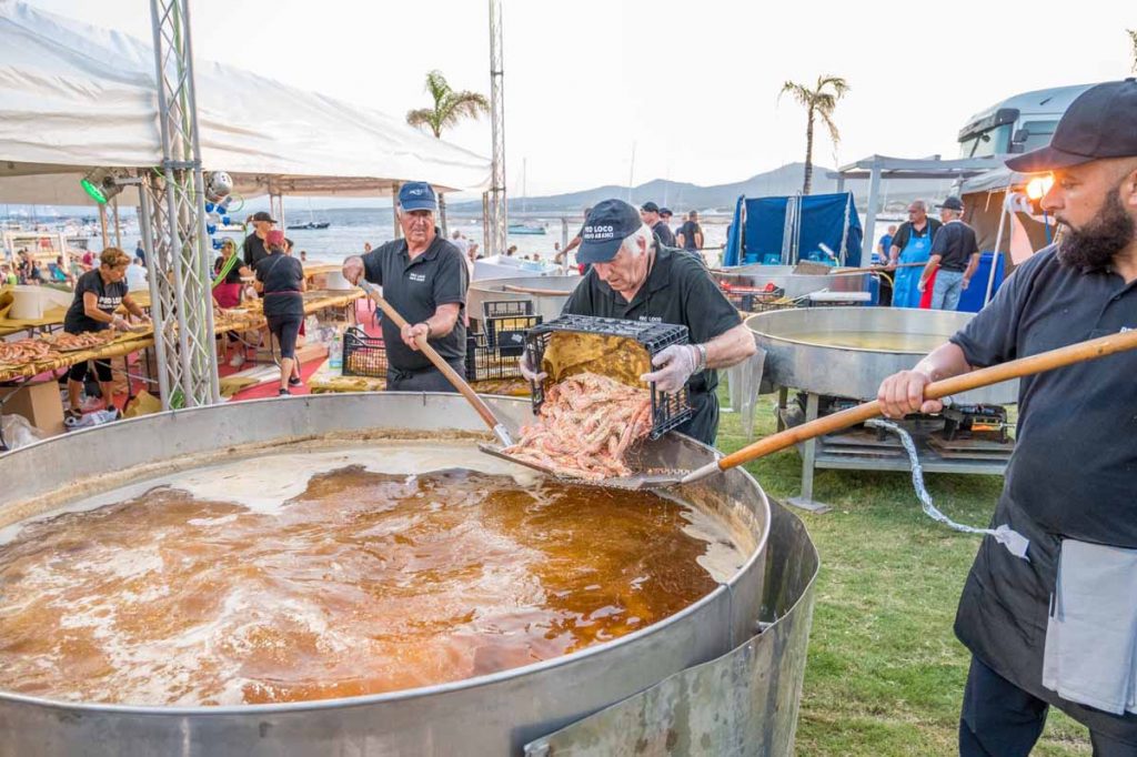 Frittura di pesce nella padella gigante alla "Sagra del pesce" di Golfo Aranci!