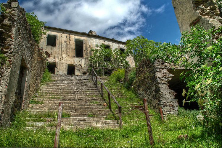 scalinata-vecchia-casa-gairo