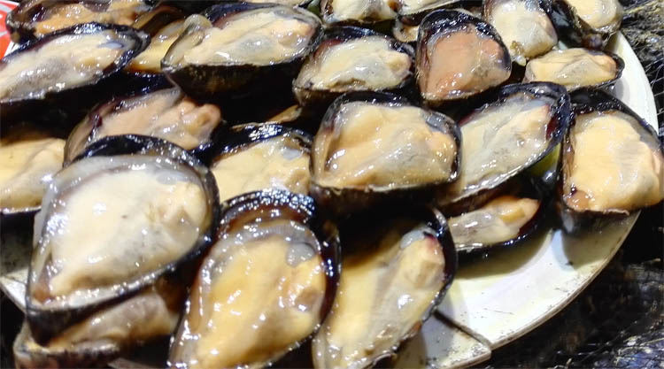 Cozze servite durante una sagra in Sardegna