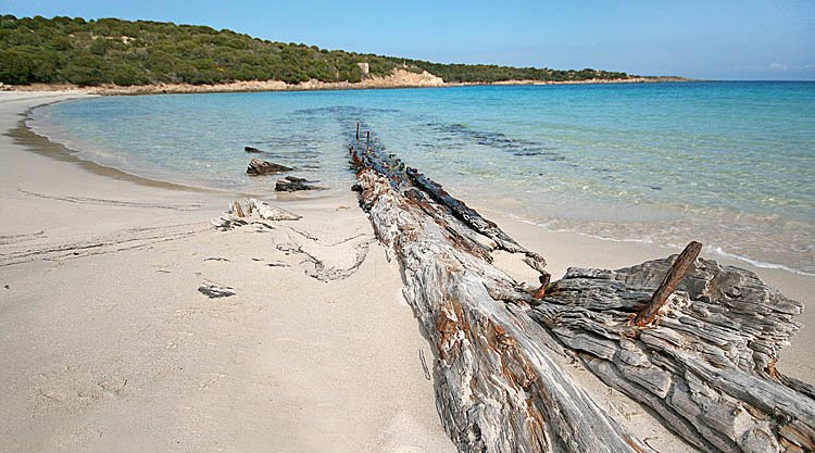 spiaggia-relitto-caprera