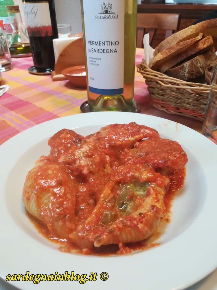conchiglioni_ai_carciofi_serviti_a_tavola