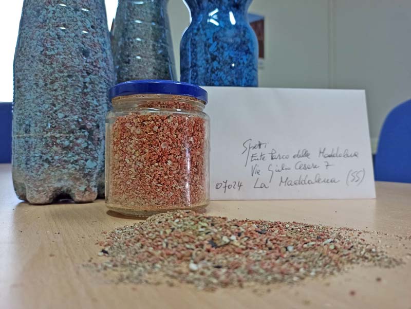 Bottiglie di sabbia rosa rese al parco nazionale di La Maddalena