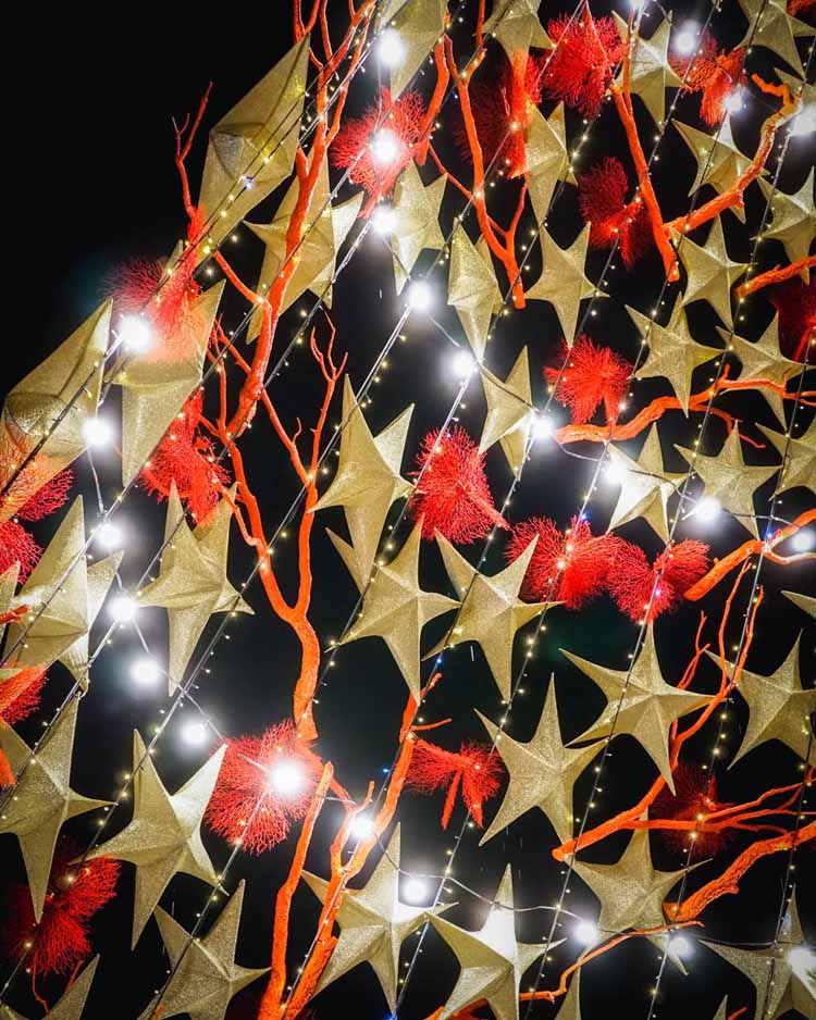 Albero di Natale d'oro e corallo ad Alghero
