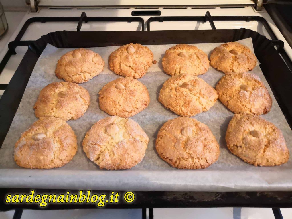 Amaretti appena cotti