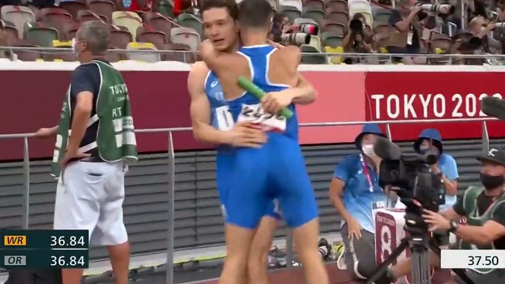 Tortu e Patta esultano, l'Italia vince la 4x100 alle olimpiadi