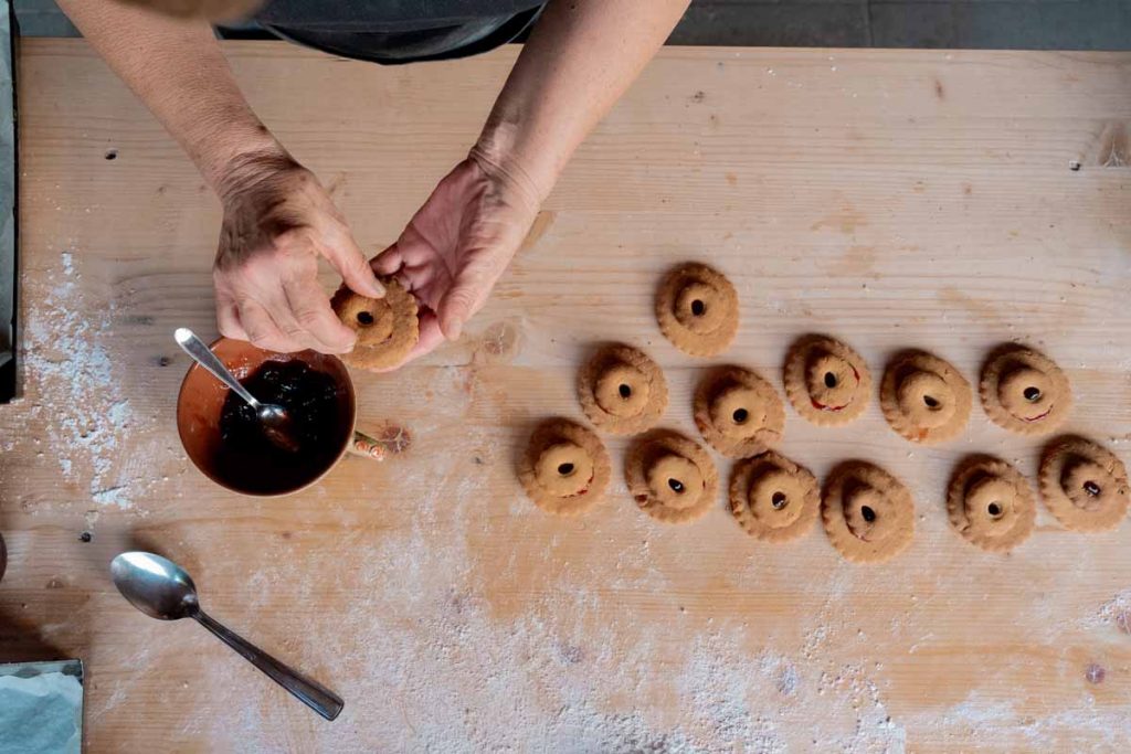 Preparazione delle ciambelle, dolci tipici della Sardegna, per Saboris Antigus