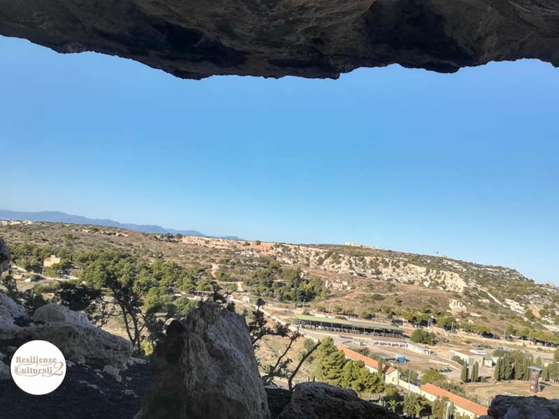 Colle di Sant'Elia a Cagliari, visto dalla domus de janas di San Bartolomeo