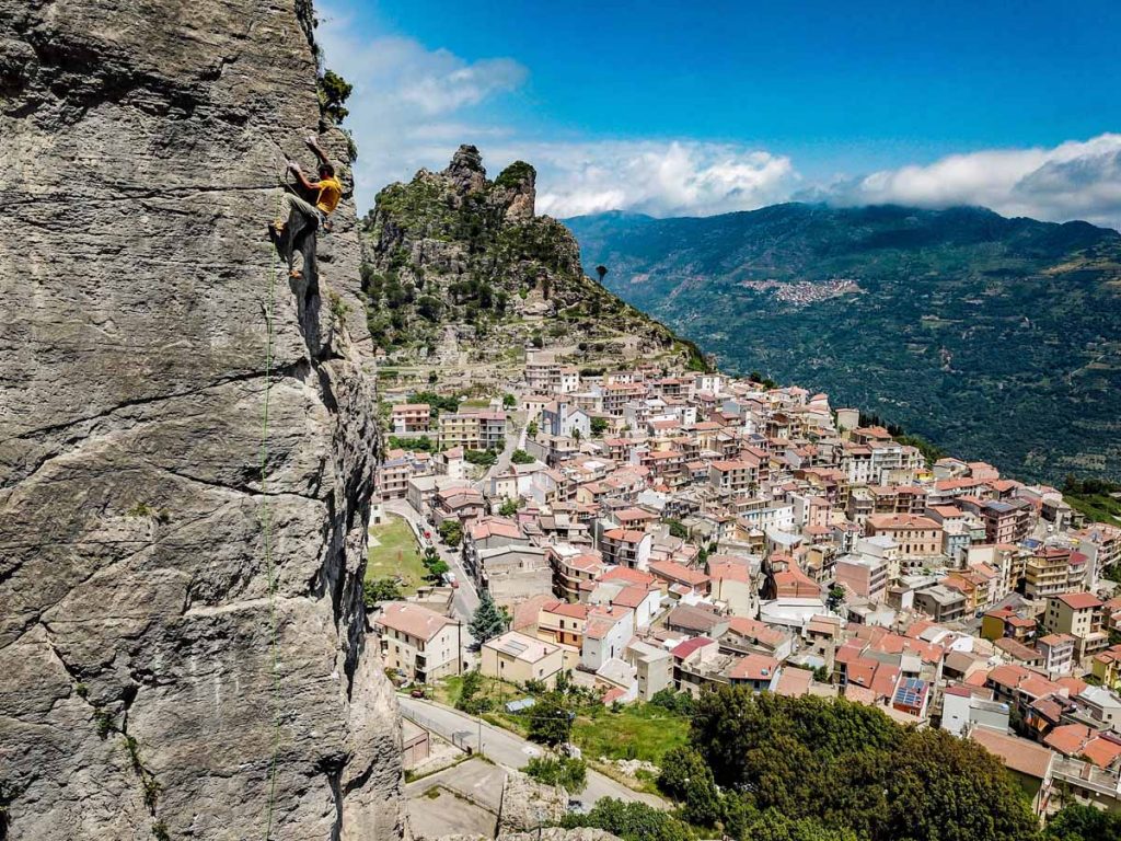Arrampicata a Ulassai, con panorama sul paese