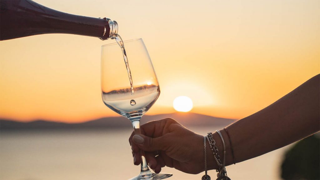 Calice di vino bianco al tramonto