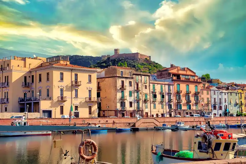 Città di Boa, con il suo quartiere colorato sotto il castello medievale dei Salvaterra
