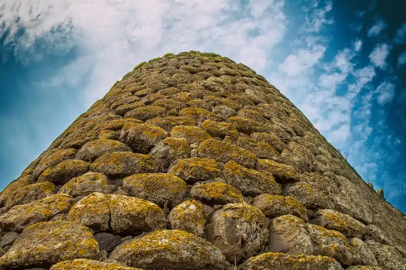 Nuraghe Losa ad Abbasanta, una delle tipiche torri di pietra della Sardegna