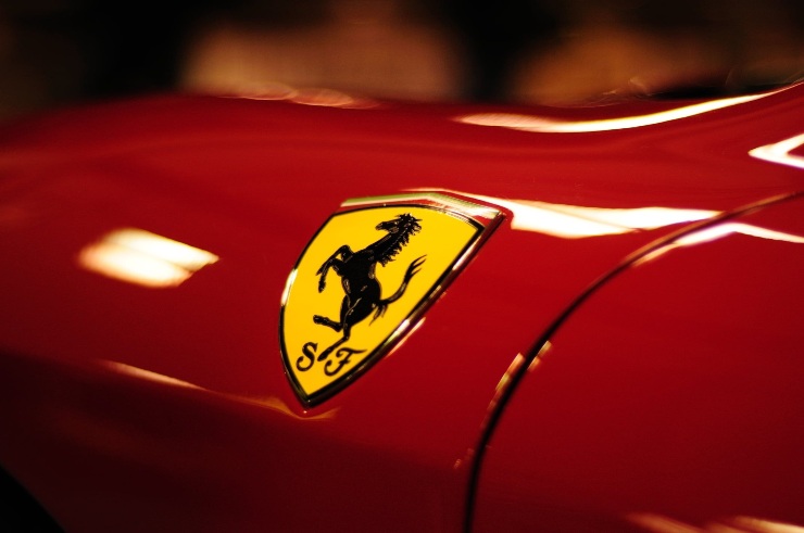La Ferrari rallenta nella produzione di auto elettriche - Facebook - sardegnainblog.it