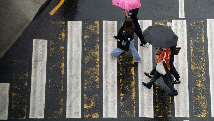 Le regole per attraversare la strada - Pexels - sardegnainblog.it