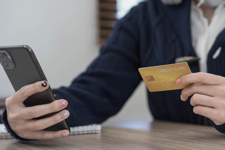 Persona che usa la carta