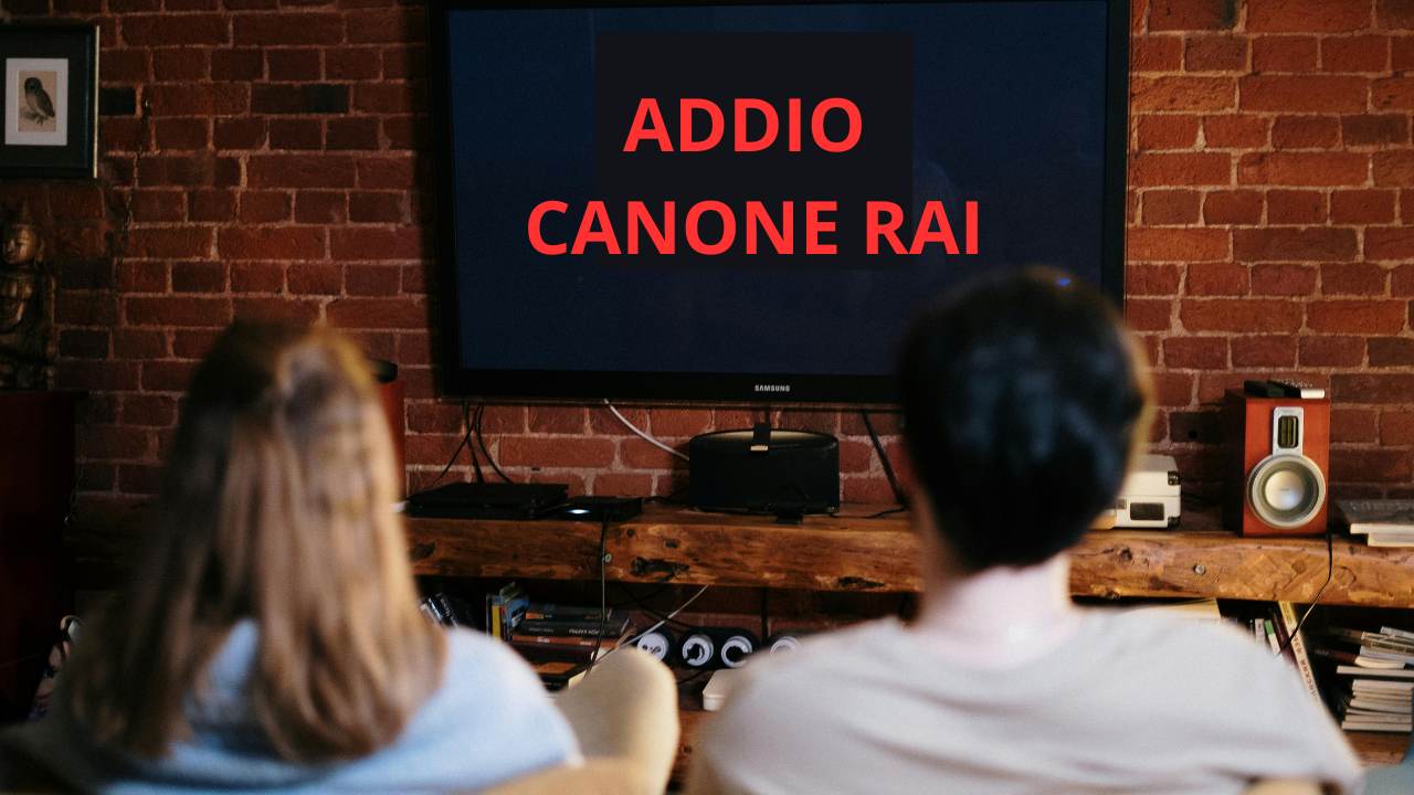 Due persone davanti alla tv