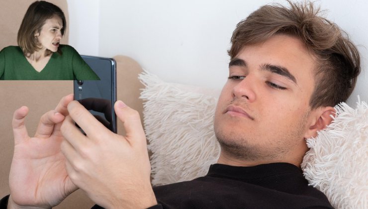 Uomo rilassato sul divano