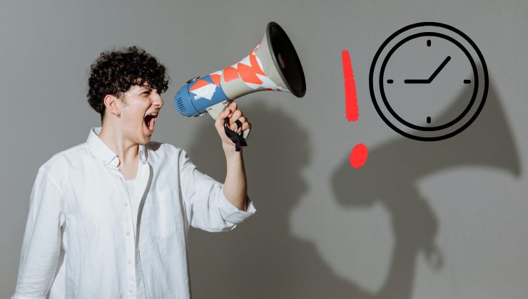 Ragazzo con megafono