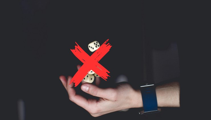 Mano che tira i dadi