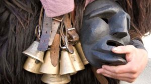 mamuthones-mamoiada-maschera-e-campanacci