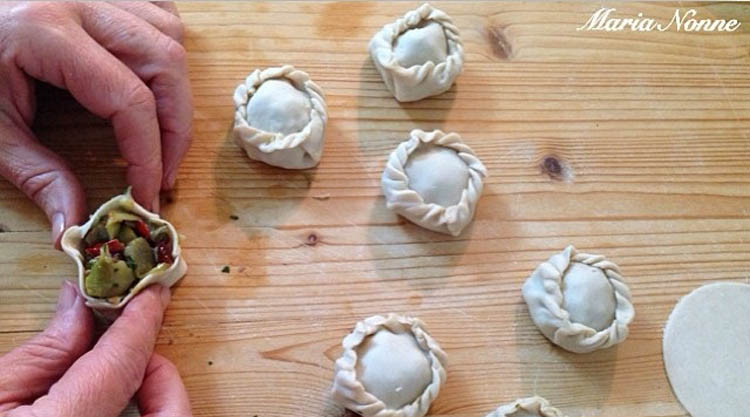 preparazione-panadine-con-carciofi-e-agnello