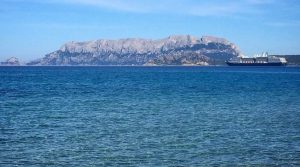 isola-tavolara-con-nave-da-crociera