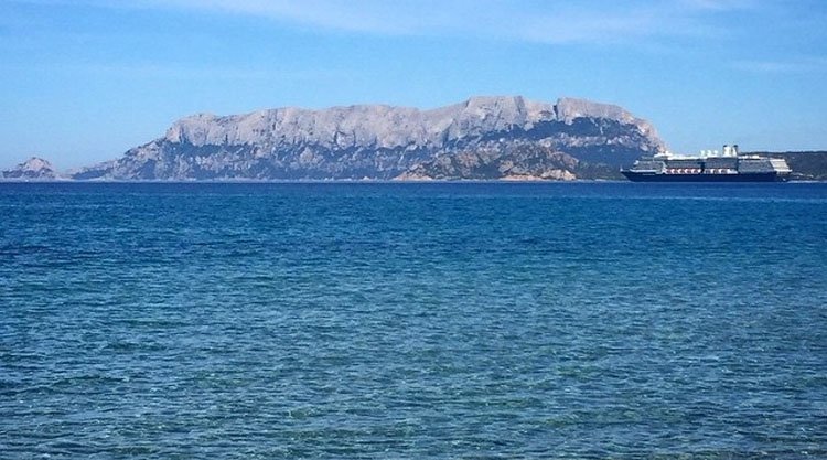 isola-tavolara-con-nave-da-crociera