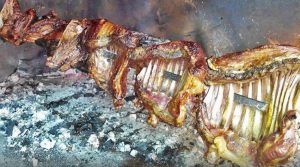 Porcetto arrosto in un agriturismo della Sardegna