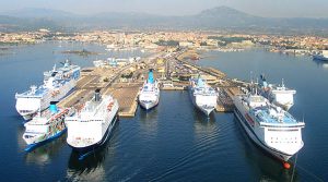 Navi traghetto al porto di Olbia, nel nord Sardegna