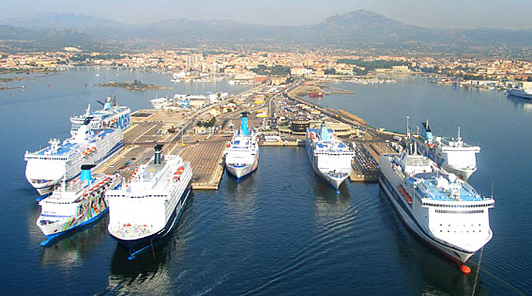 Navi traghetto al porto di Olbia, nel nord Sardegna