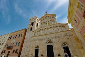 piazza-palazzo-cattedrale-santa-maria-cagliari