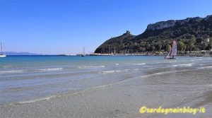 Spiaggia del Poetto a Cagliari, sullo sfondo la Sella del Diavolo | Sardegna in blog