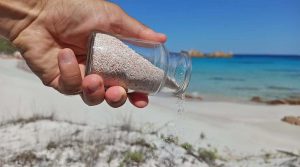 La sabbia rosa di Budelli viene resa alla natura