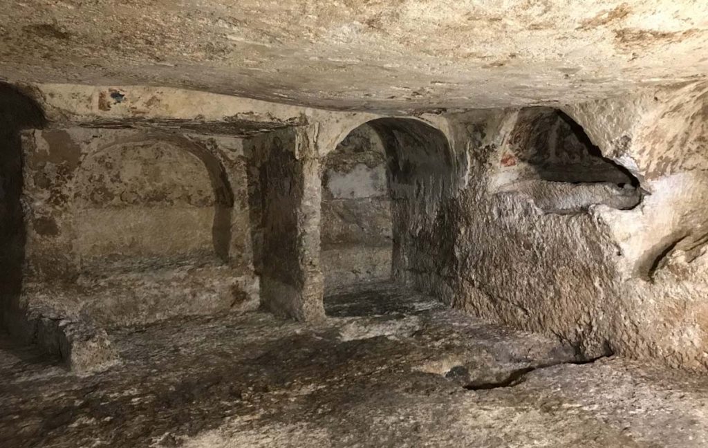 Interno della Tomba dei pesci a Cagliari