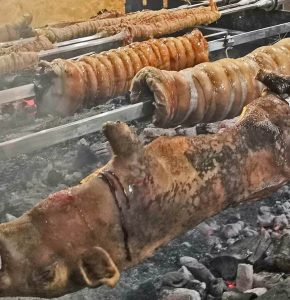 Maialetto sardo in cottura alla Festa del gusto | Sardegna in blog