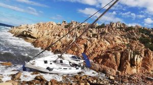 Nave incagliata a Cala Coticcio
