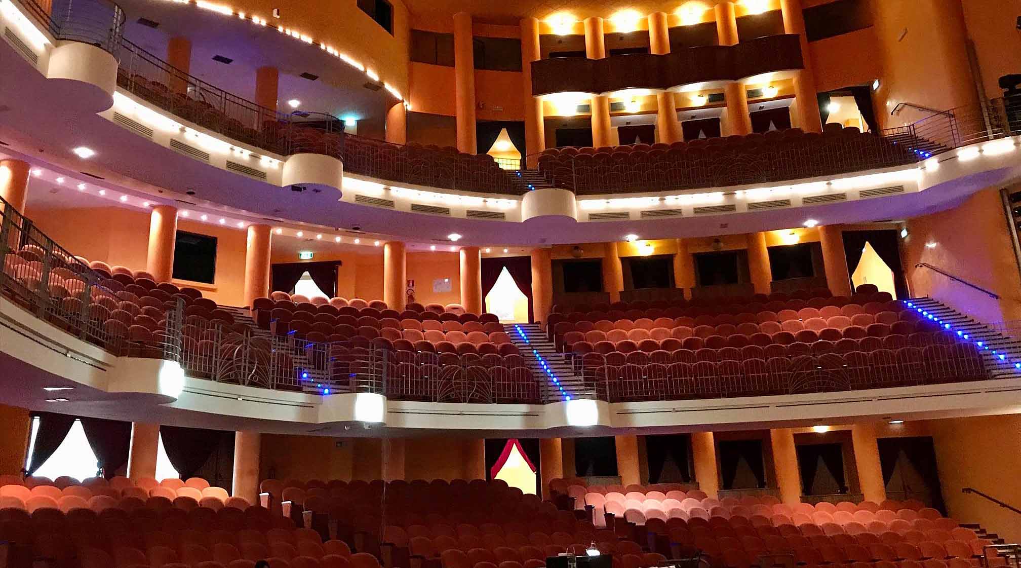 Teatro lirico a Sassari, vuoto per il Covid