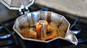 Caffè fragrante e cremoso con la moka