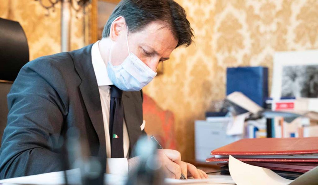 Giuseppe Conte firma il DPCM