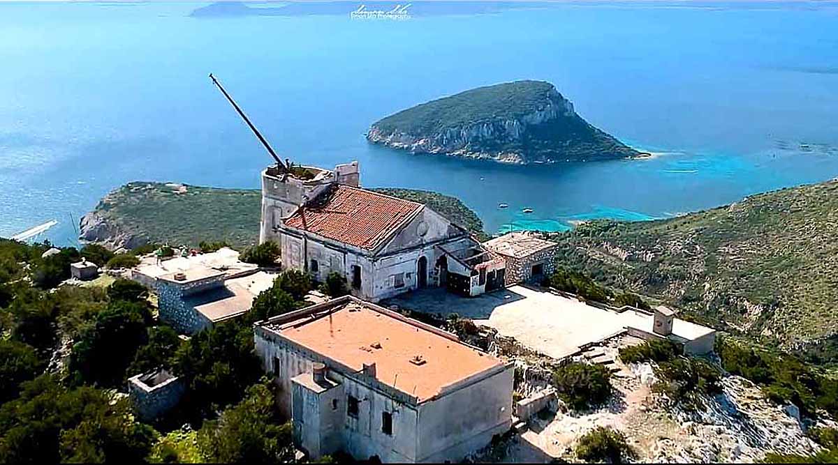Faro di Capo Figari a Golfo Aranci, sullo sfondo Figarolo!