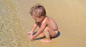 bambino al mare in Sardegna