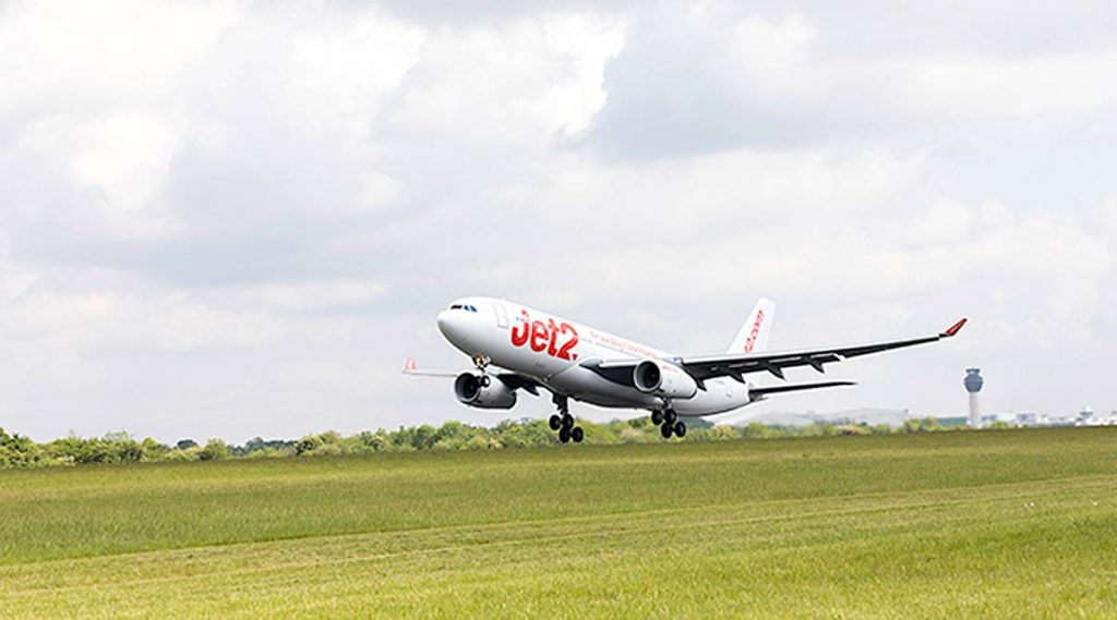 aereo Jet2 in decollo