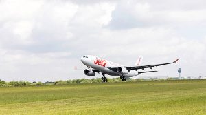 aereo Jet2 in decollo