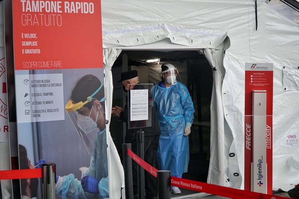 Tampone rapido gratuito in una tensostruttura della Croce rossa